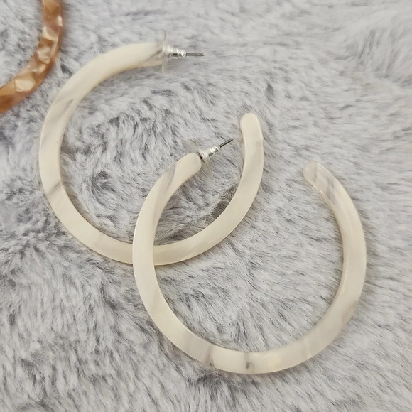 HOOP earring set. Plastic lightweight. - Picture 8 of 8
